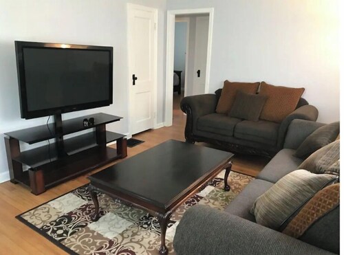 Cheerful 2 bedroom home with parking on premises