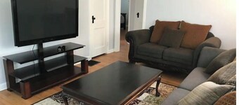 Cheerful 2 bedroom home with parking on premises