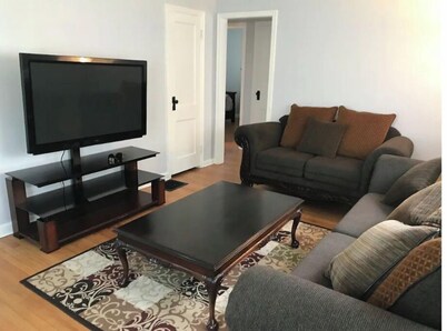 Cheerful 2 bedroom home with parking on premises