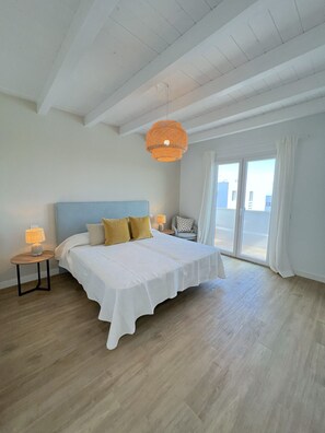 2 chambres, fer et planche à repasser, lit de bébé portatif