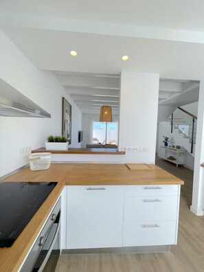 Kjøleskap, mikrobølgeovn, ovn og kaffetrakter/tekoker