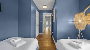 3 habitaciones, escritorio y tabla de planchar con plancha 