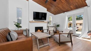 电视、壁炉、书