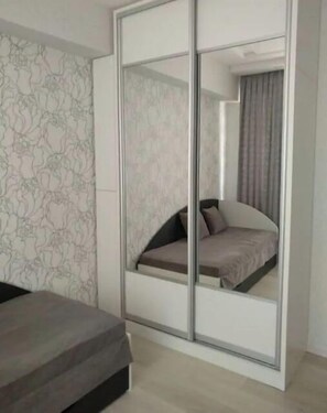 2 bedrooms, desk, free WiFi, bed sheets