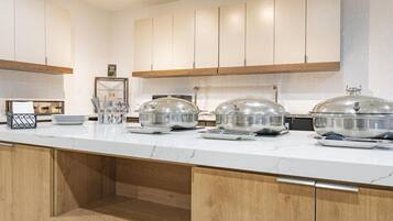 Fridge, microwave, stovetop, dishwasher