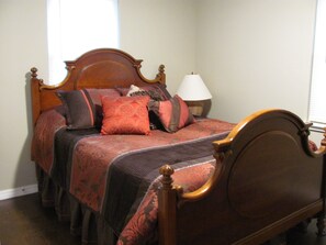 3 Schlafzimmer, Schreibtisch, Bügeleisen/Bügelbrett, Reisekinderbett