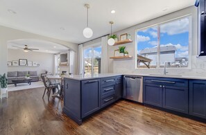 冰箱、微波炉、烤箱、炉灶