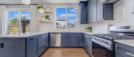 冷蔵庫、電子レンジ、オーブン、コンロ