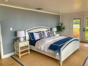 6 habitaciones, escritorio, tabla de planchar con plancha y cunas 