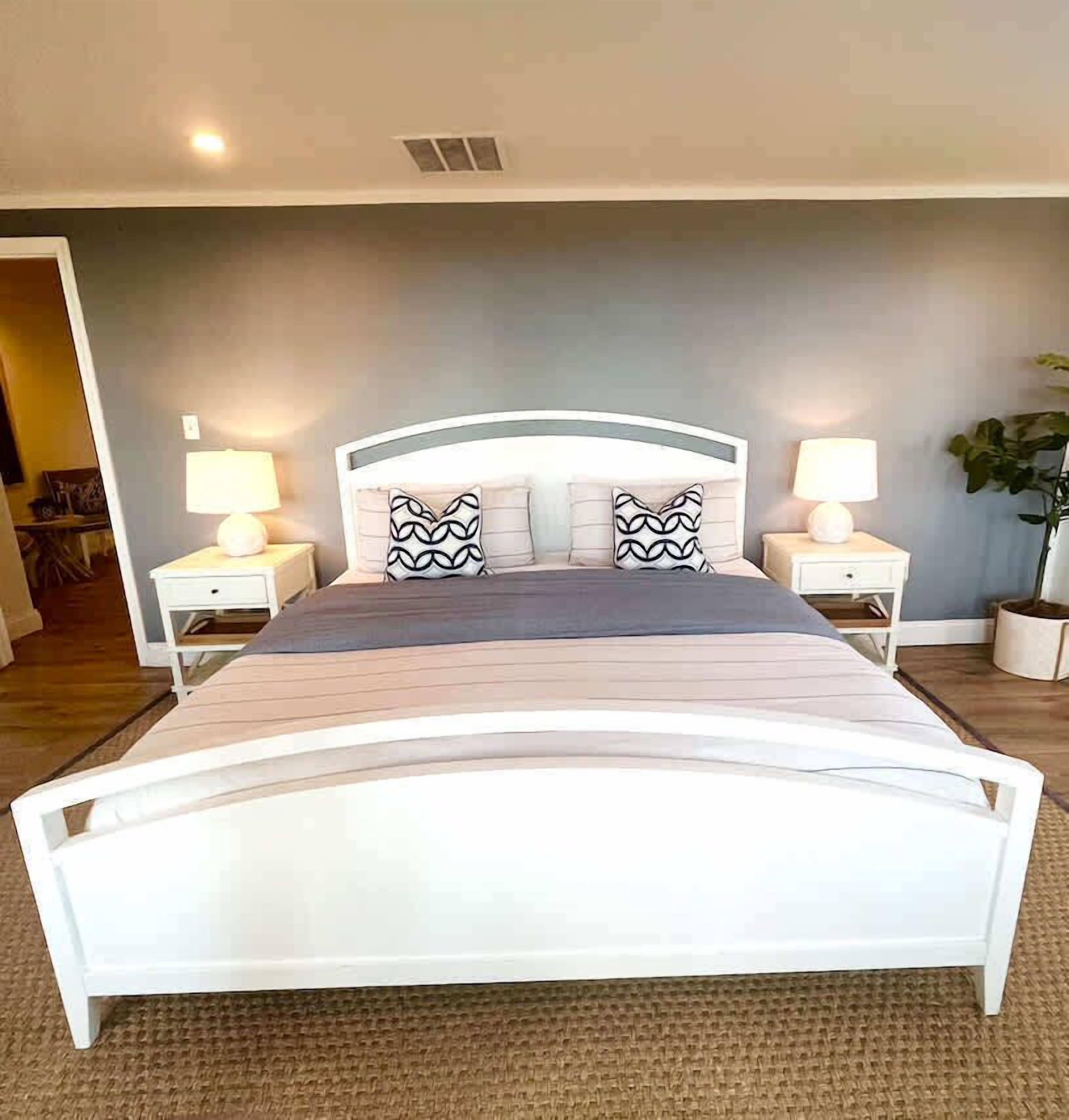 6 bedrooms, desk, iron/ironing board, cribs/infant beds