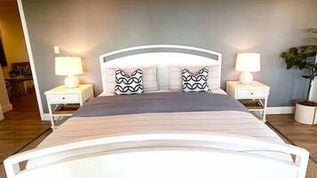6 bedrooms, desk, iron/ironing board, cribs/infant beds