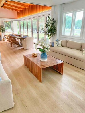 TV, table football, offices - Thorneton Point Estate (Easton)