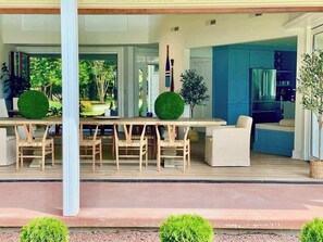 Outdoor dining - Thorneton Point Estate (Easton)