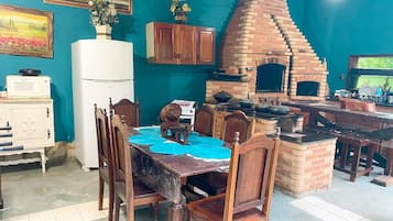 Refrigerador con freezer, microondas, tostadora