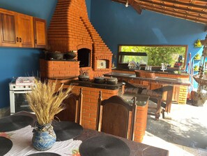 ثلاجة/مجمد بحجم كبير، ميكروويف، محمصة خبز