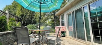 Lovely 3 Bdrm Home w/Free Parking Close to I-75!