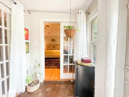 Lovely 3 Bdrm Home w/Free Parking Close to I-75!