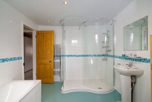 Bathtub, free toiletries, hair dryer, towels