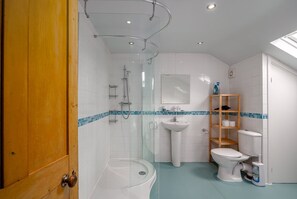 Badewanne, kostenlose Toilettenartikel, Haartrockner, Handtücher