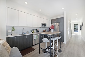 Kjøleskap, mikrobølgeovn, ovn og kokeplater