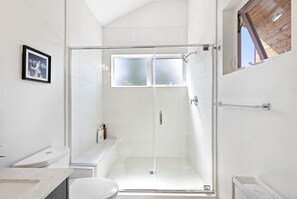 Combinazione doccia/vasca, asciugacapelli, asciugamani, sapone