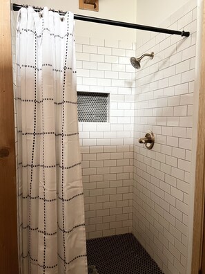 Dusche, Haartrockner, Handtücher, Toilettenpapier