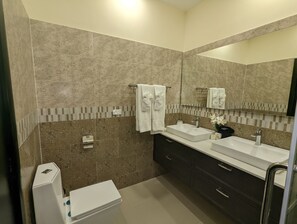وحدات دش مع أحواض استحمام، مجففات شعر، مناشف، صابون