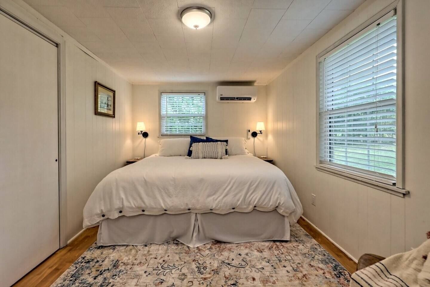 2 dormitorios, tabla de planchar con plancha, cuna de viaje