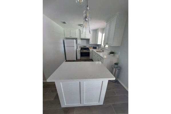 冷蔵庫、電子レンジ、オーブン、コンロ