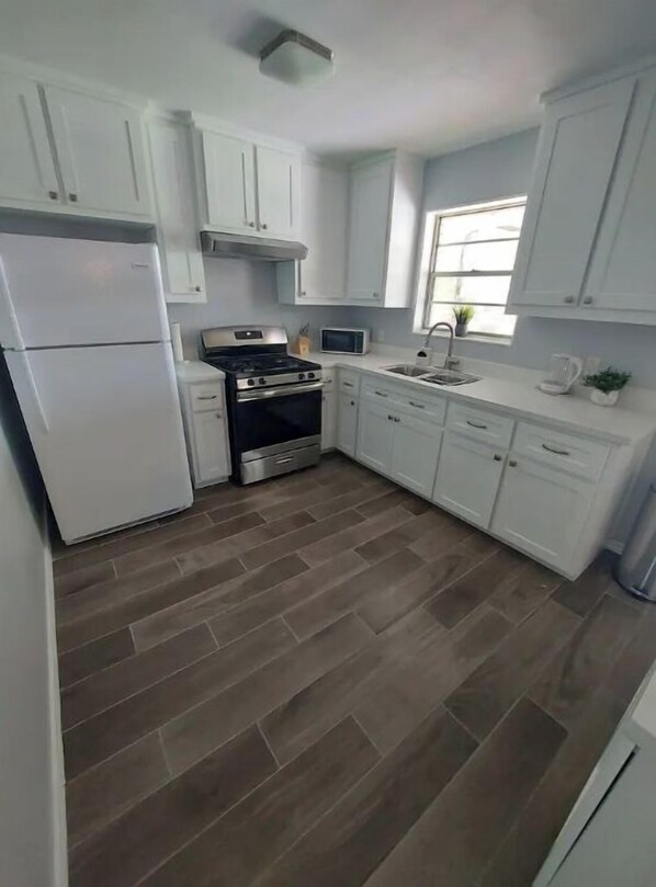 Refrigerador, microondas, horno, placa de cocina