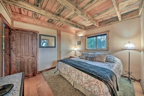 1 bedroom, desk, iron/ironing board, WiFi