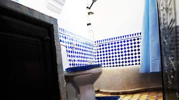 Amenidades de baño de diseñador, secadora de cabello, pantuflas, bidet