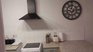 Apartment, Multiple Beds | Private kitchen | Fridge, microwave, oven, stovetop