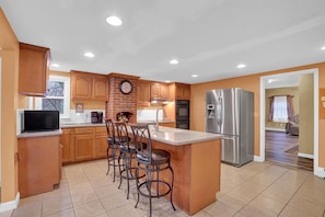 Fridge, microwave, oven, stovetop - Family Friendly Home w/ Large 1 Acre Backyard & Decks (Peach Bottom)