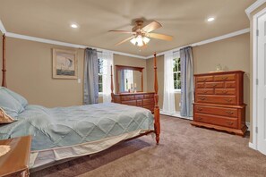 4 bedrooms, desk, iron/ironing board, travel crib - Family Friendly Home w/ Large 1 Acre Backyard & Decks (Peach Bottom)