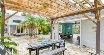 Blue Heron - Amazing Backyard and Heated Pool, Near Beach & Historic Downtown
