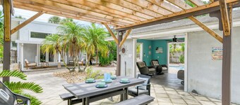 Blue Heron - Amazing Backyard and Heated Pool, Near Beach & Historic Downtown