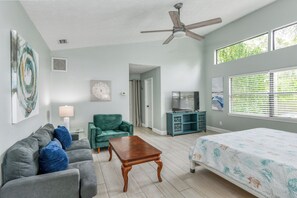 4 bedrooms, desk, WiFi (free), bed sheets