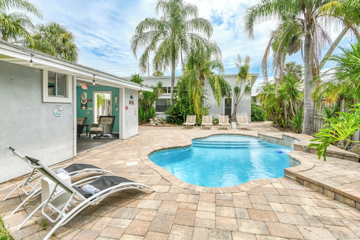 Blue Heron - Amazing Backyard and Heated Pool, Near Beach & Historic Downtown