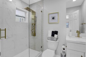 Ensemble douche/baignoire, sèche-cheveux, serviettes fournies