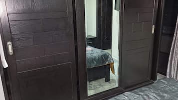 5 Schlafzimmer, Schreibtisch, Bügeleisen/Bügelbrett, kostenloses WLAN