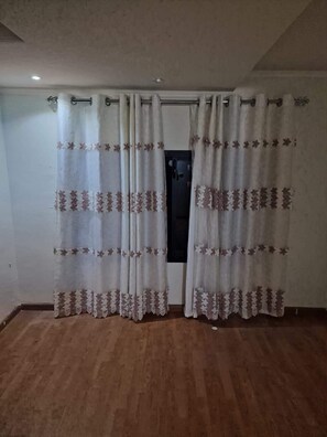 5 bedrooms, desk, iron/ironing board, free WiFi - Enjoy the beach view, airport is so close only 10 min, malls are close and more! (dawhet aramoun)