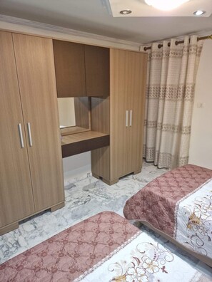 5 bedrooms, desk, iron/ironing board, free WiFi - Enjoy the beach view, airport is so close only 10 min, malls are close and more! (dawhet aramoun)