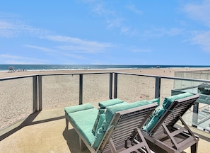 On the beach - Luxury 6 bedroom Oceanfront Hollywood Beach Mansion (Oxnard)