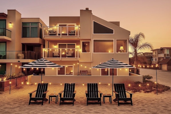 Terrace/patio - Luxury 6 bedroom Oceanfront Hollywood Beach Mansion (Oxnard)