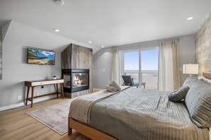 6 bedrooms, desk, iron/ironing board, travel cot - Luxury 6 bedroom Oceanfront Hollywood Beach Mansion (Oxnard)