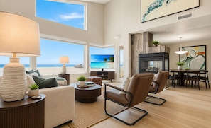 Smart TV, chimenea y libros 