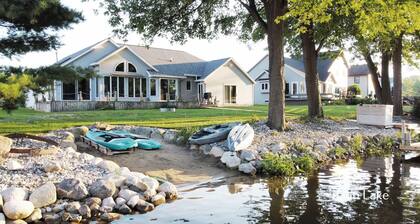 Gun lake 4 Bed 2.5 Bath Home w/2 car garage, kayaks, paddleboards, free Wi-Fi