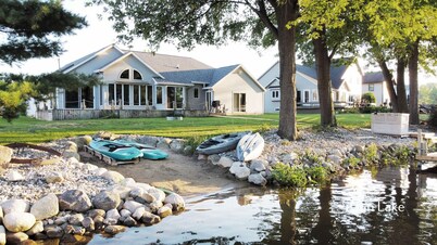 Gun lake 4 Bed 2.5 Bath Home w/2 car garage, kayaks, paddleboards, free Wi-Fi