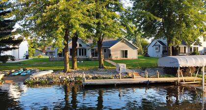 Gun lake 4 Bed 2.5 Bath Home w/2 car garage, kayaks, paddleboards, free Wi-Fi